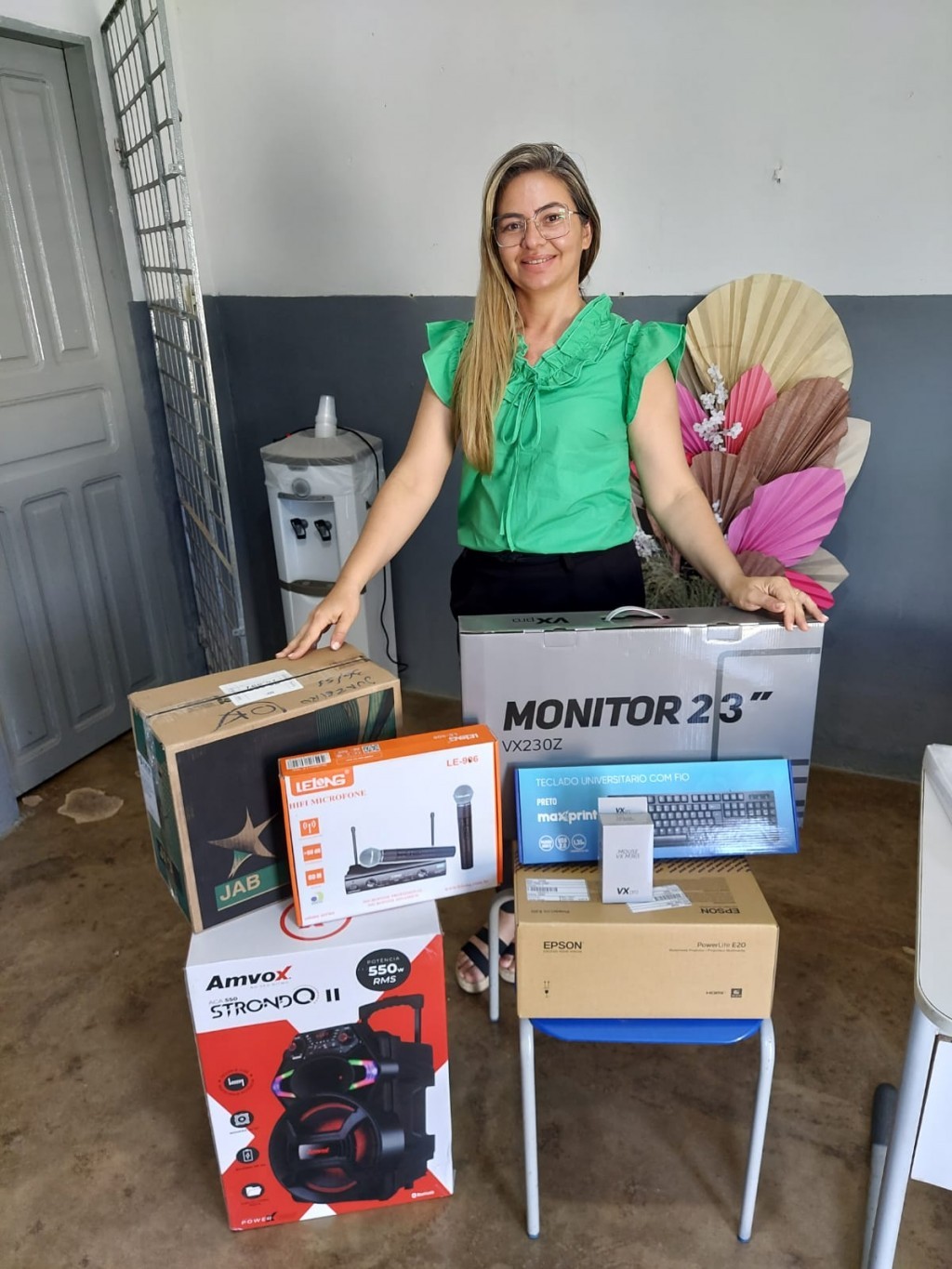 Prefeito Jarson Santos realiza entrega de equipamentos de informática para secretarias.