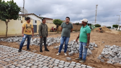 Prefeito Jarson visita e realiza medições em obras de pavimentação de ruas