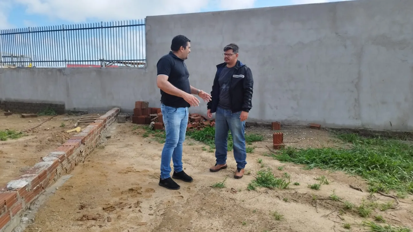 Prefeito Jarson acompanha obras de construção de nova creche