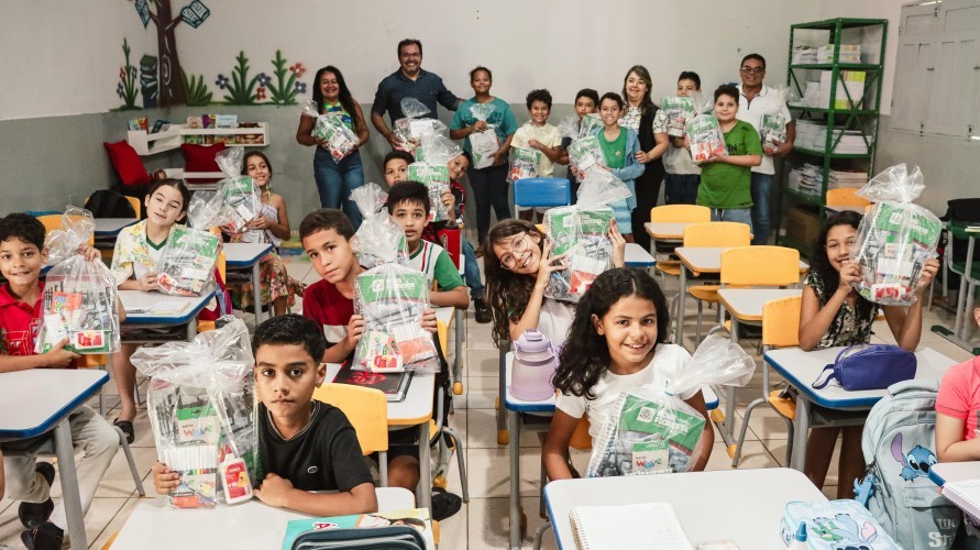 Prefeito Iran Santos e secretário de Educação entregam materiais escolares para estudantes da rede municipal