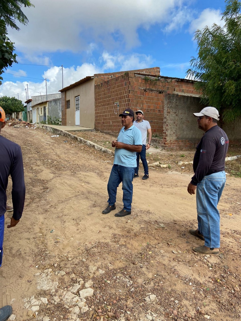 Prefeito Jarson Santos acompanha mais uma obra de pavimentação em paralelepípedo.