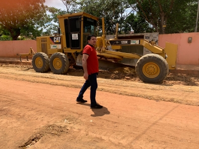 PREFEITURA INICIA AS OBRAS DE TERRAPLANAGEM NA RUA MANUEL JOÃO FILHO PARA PAVIMENTAÇÃO