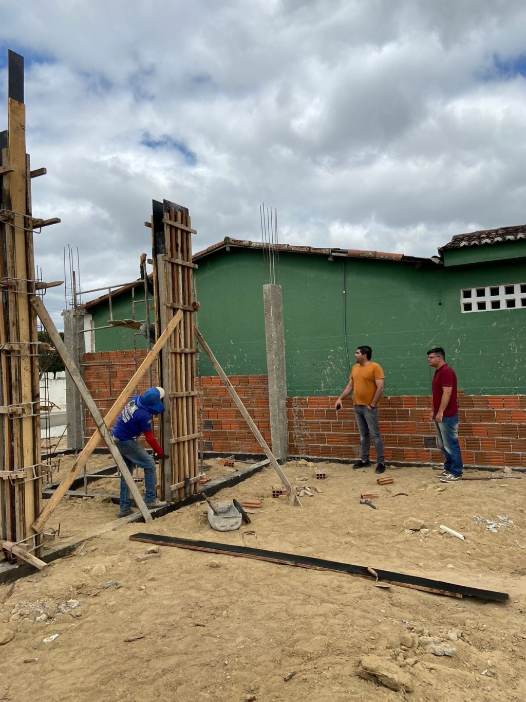 Prefeito Jarson acompanha andamento da obra de um novo auditório.
