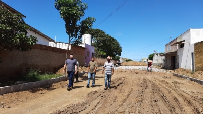 Prefeito Jarson acompanha obras de pavimentação da rua Menésio Dantas
