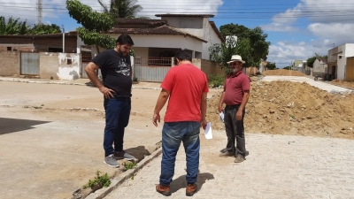 Prefeito Jarson visita obras de pavimentação na rua Menésio Dantas