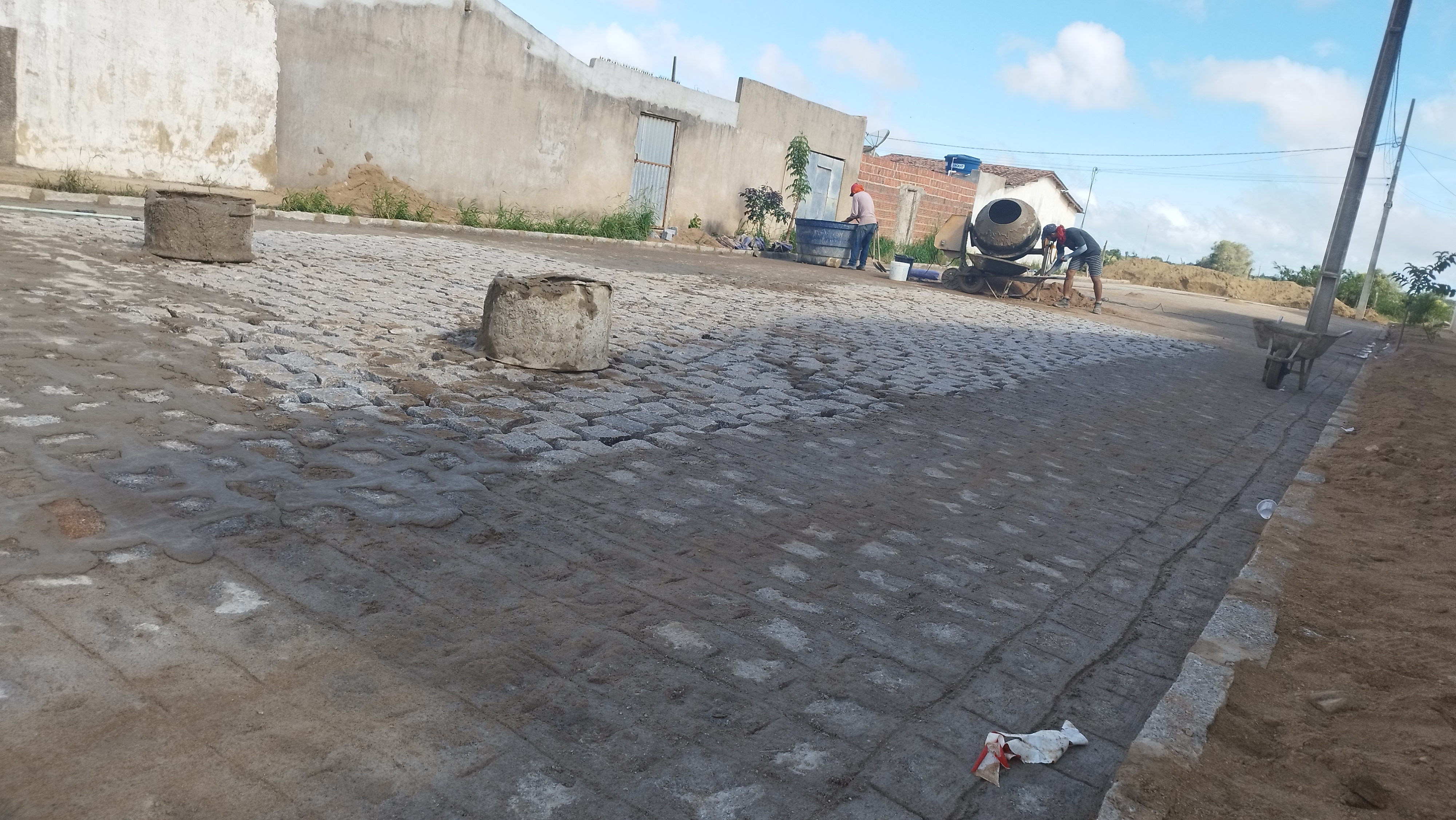 Prefeito Jarson acompanha obras de pavimentação da rua Antônio Maximínio