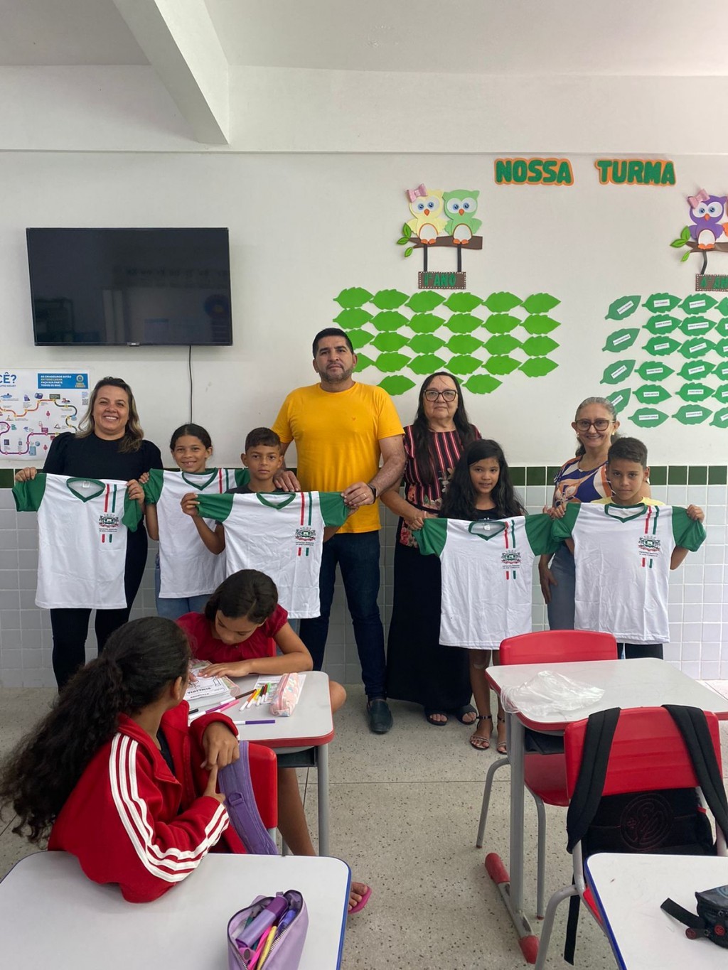 O Prefeito Jarson Santos, em Parceria com a Secretária de Educação Maria Aldenora realizaram a distribuição de Fardamentos para toda Rede Municipal.