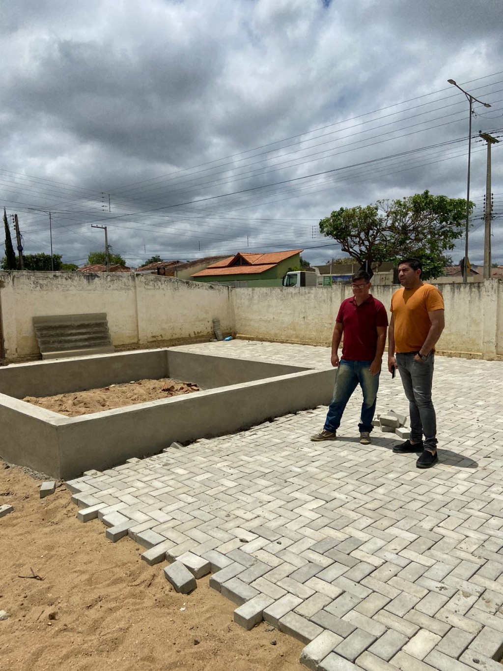 Prefeito Jarson acompanha andamento da obra de um novo auditório.