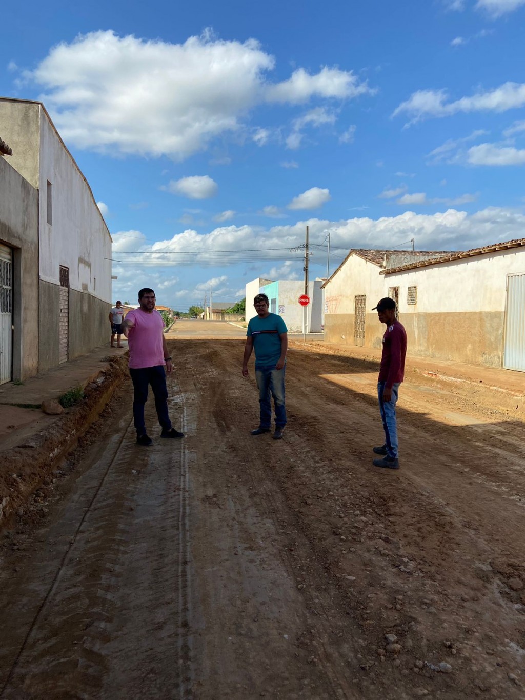 Prefeito Jarson Santos acompanha mais uma obra de terraplanagem para pavimentação em paralelepípedo.