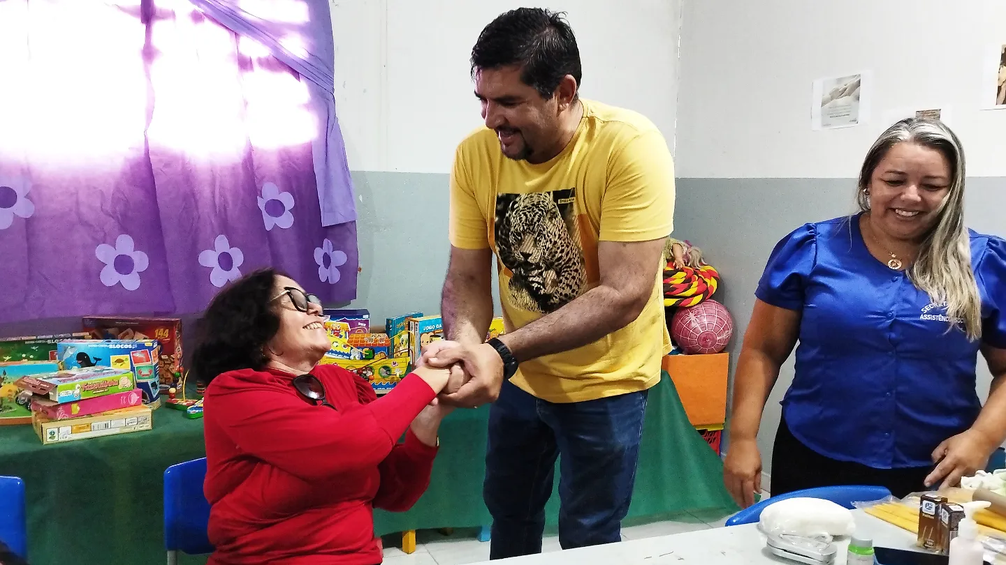 Prefeito Jarson acompanha aula de oficina de artesanato em biscuit, no CRAS