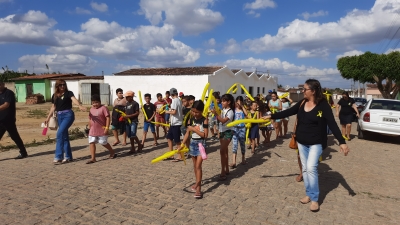 Usuários do SCFV visitam e decoram praça na campanha do Setembro Amarelo