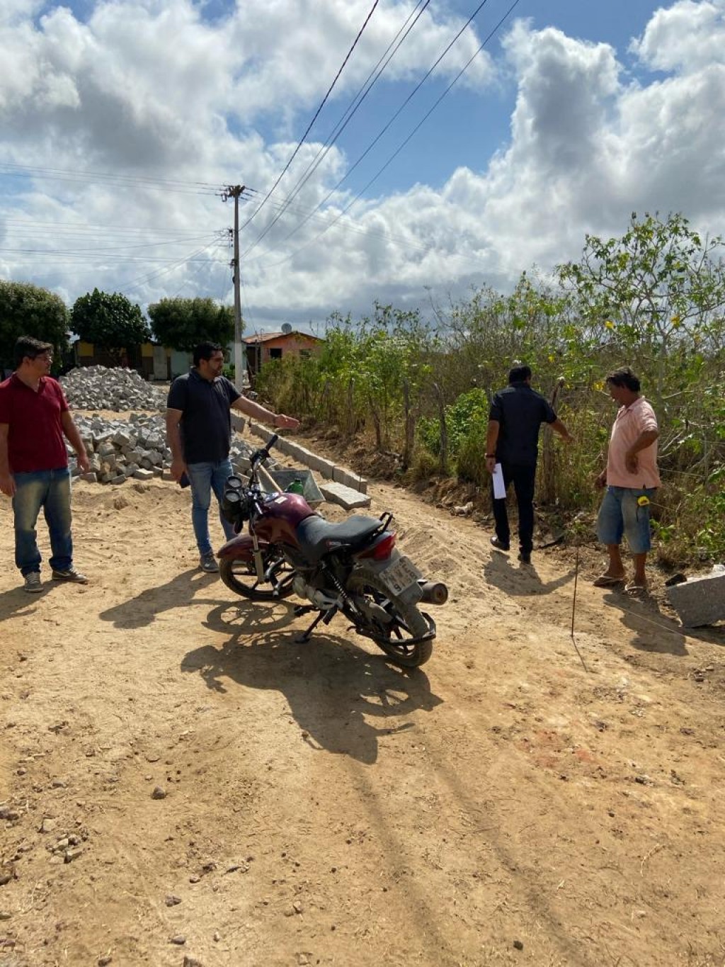 Prefeito Jarson acompanha obra de Pavimentação em Paralelepípedo.