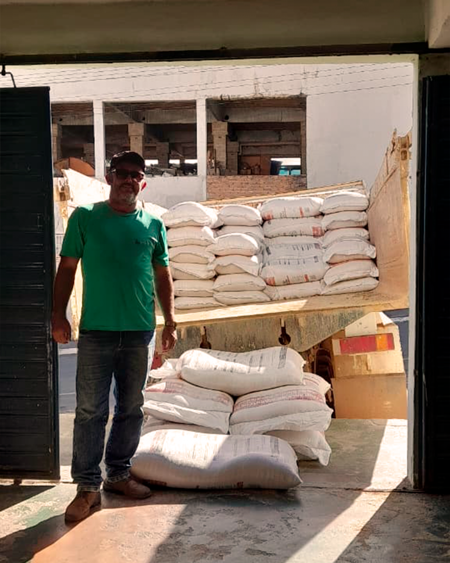 Prefeitura de Nova Floresta realiza entrega de ração subsidiada a produtores rurais