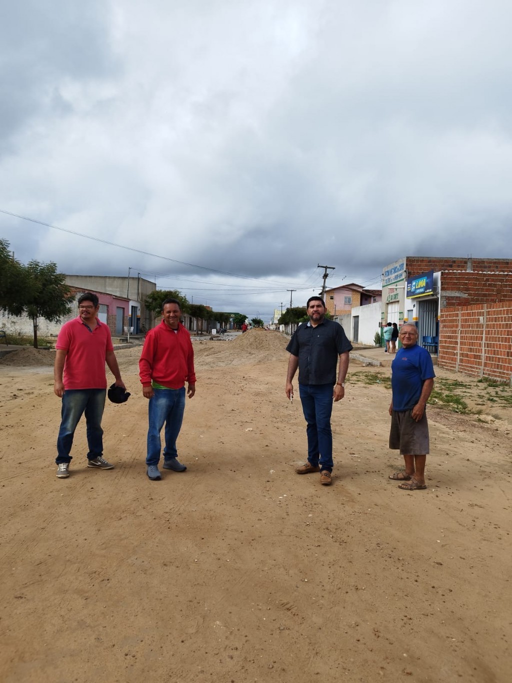 Prefeito Jarson acompanha obras de pavimentação na Rua 06 de Junho