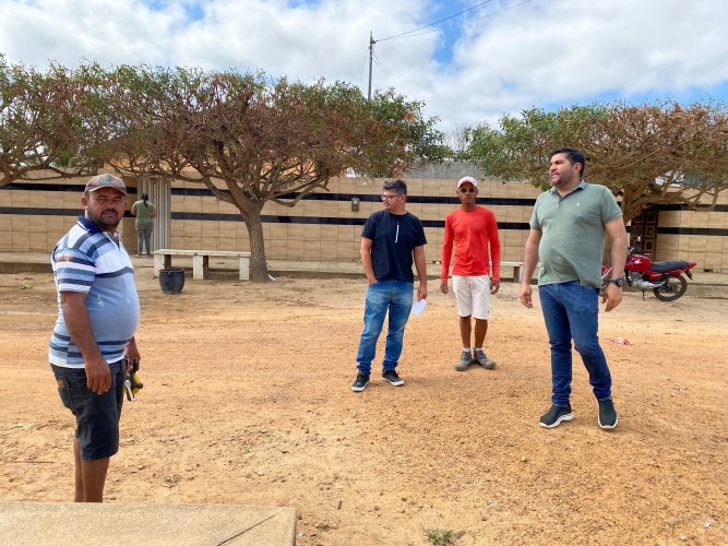 Prefeito Jarson Santos acompanha o inicio de mais uma obra de terraplanagem para pavimentação em paralelepípedo.