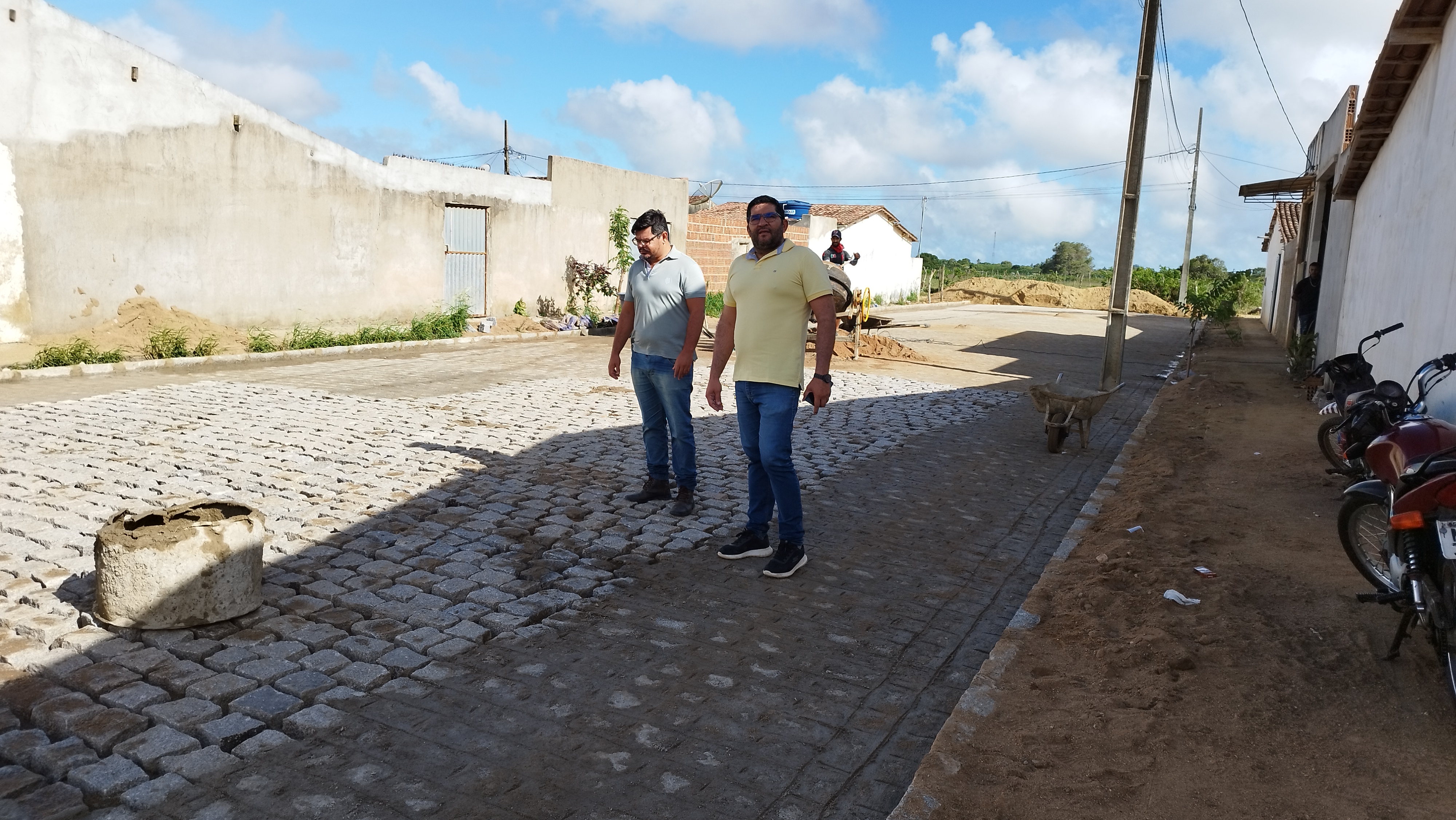 Prefeito Jarson acompanha obras de pavimentação da rua Antônio Maximínio