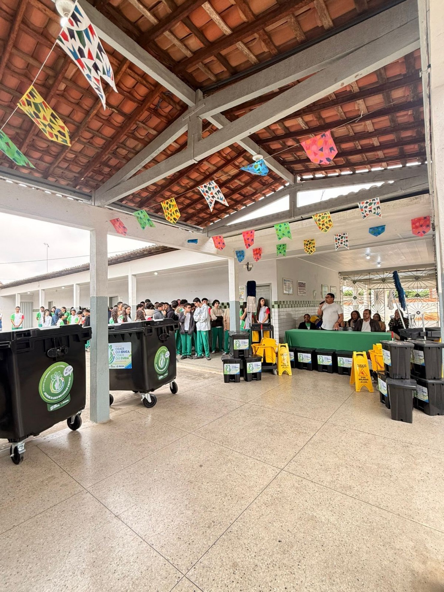 Prefeitura de Nova Floresta apresenta programa “Cidade que Educa, Cidade que Cuida” à rede municipal de ensino