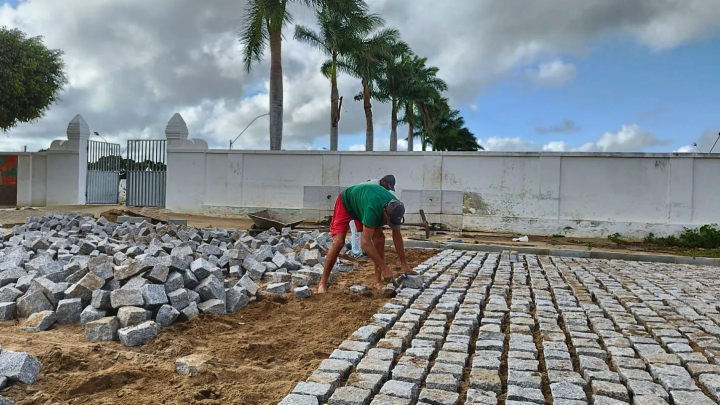 Prefeito Jarson acompanha obras de construção do Cemitério