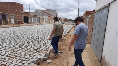 Prefeito Jarson visita obras de pavimentação da rua José Rufino