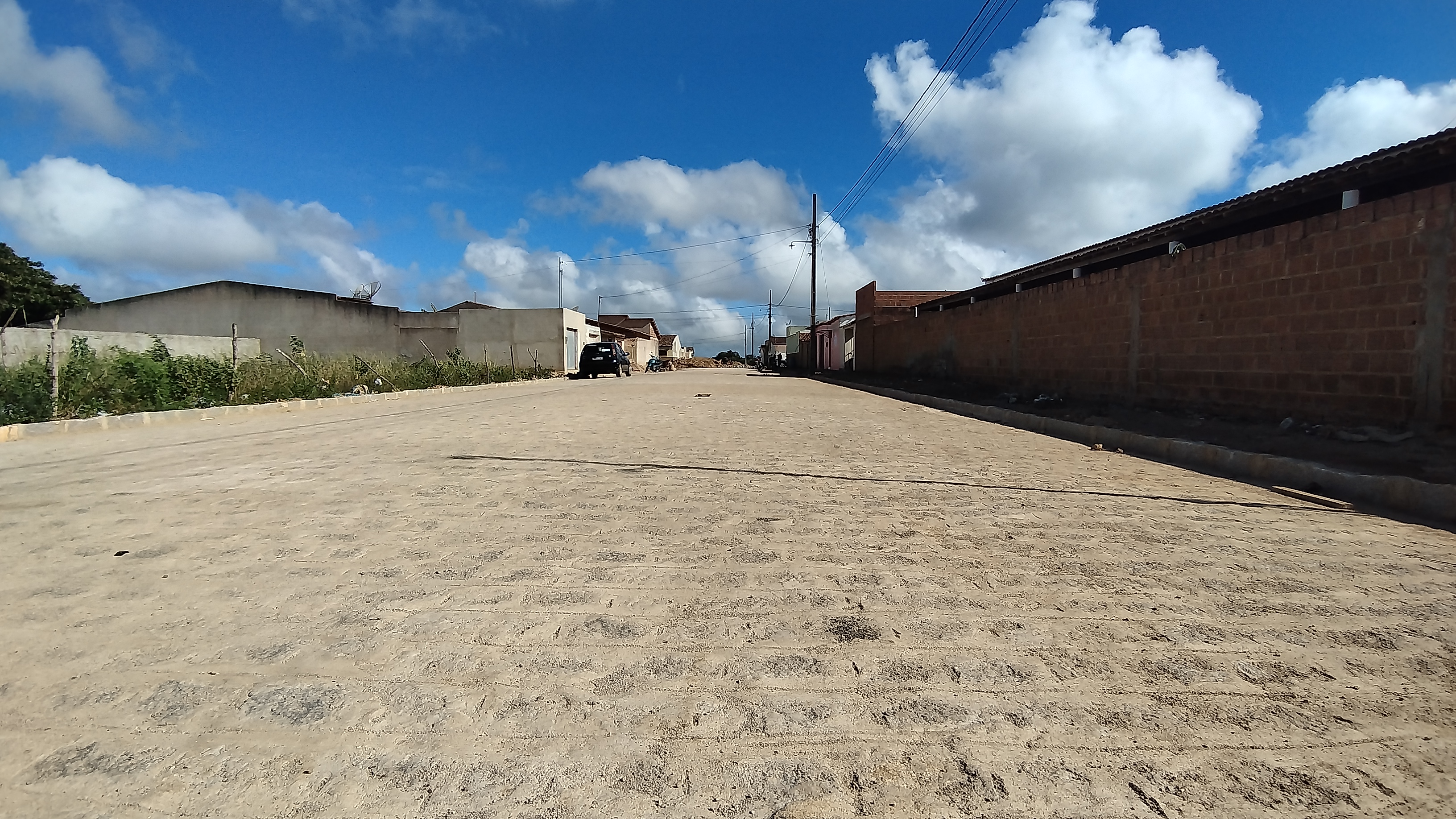 Prefeito Jarson acompanha obras de pavimentação da rua Antônio Maximínio