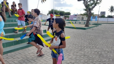 Usuários do SCFV visitam e decoram praça na campanha do Setembro Amarelo