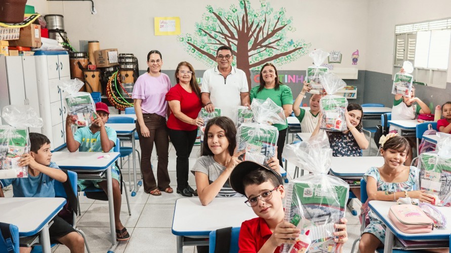 Prefeito Iran Santos e secretário de Educação entregam materiais escolares para estudantes da rede municipal
