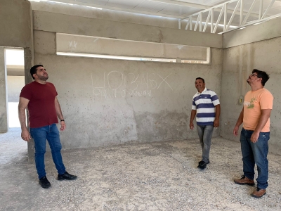 PREFEITO FAZ VISITA AS OBRAS DE CONSTRUÇÃO DA NOVA CRECHE