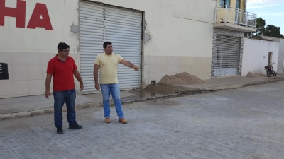 Prefeito Jarson acompanha obras de pavimentação de trechos de ruas no bairro Maria Faustino