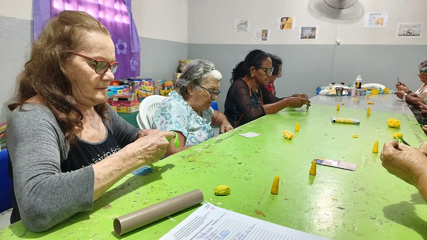 Prefeito Jarson acompanha aula de oficina de artesanato em biscuit, no CRAS