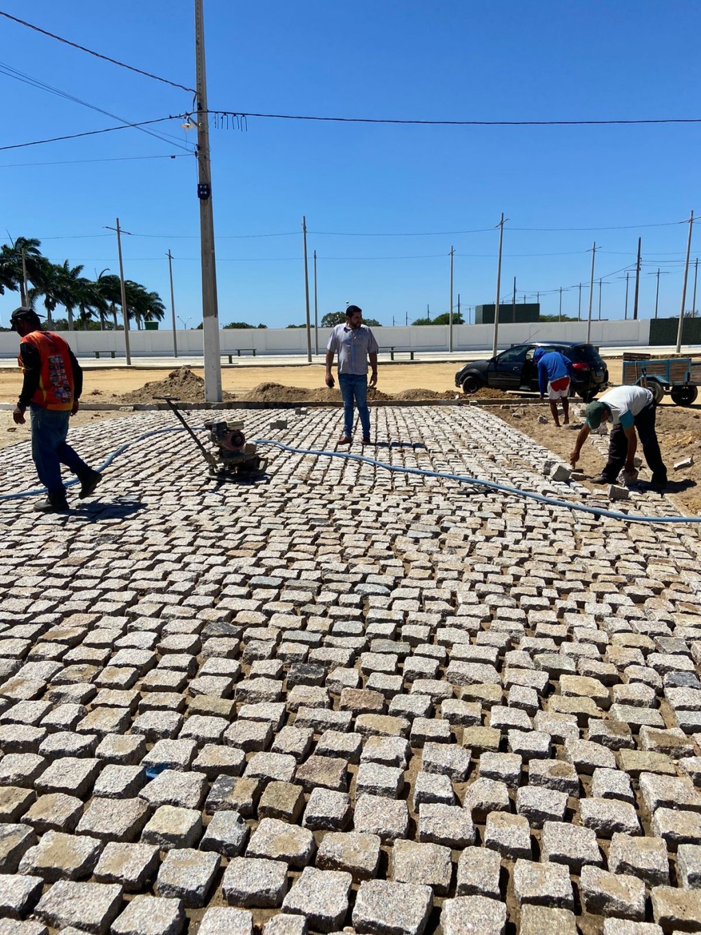 Prefeito Jarson Santos acompanha finalização de pavimentação em paralelepípedo.