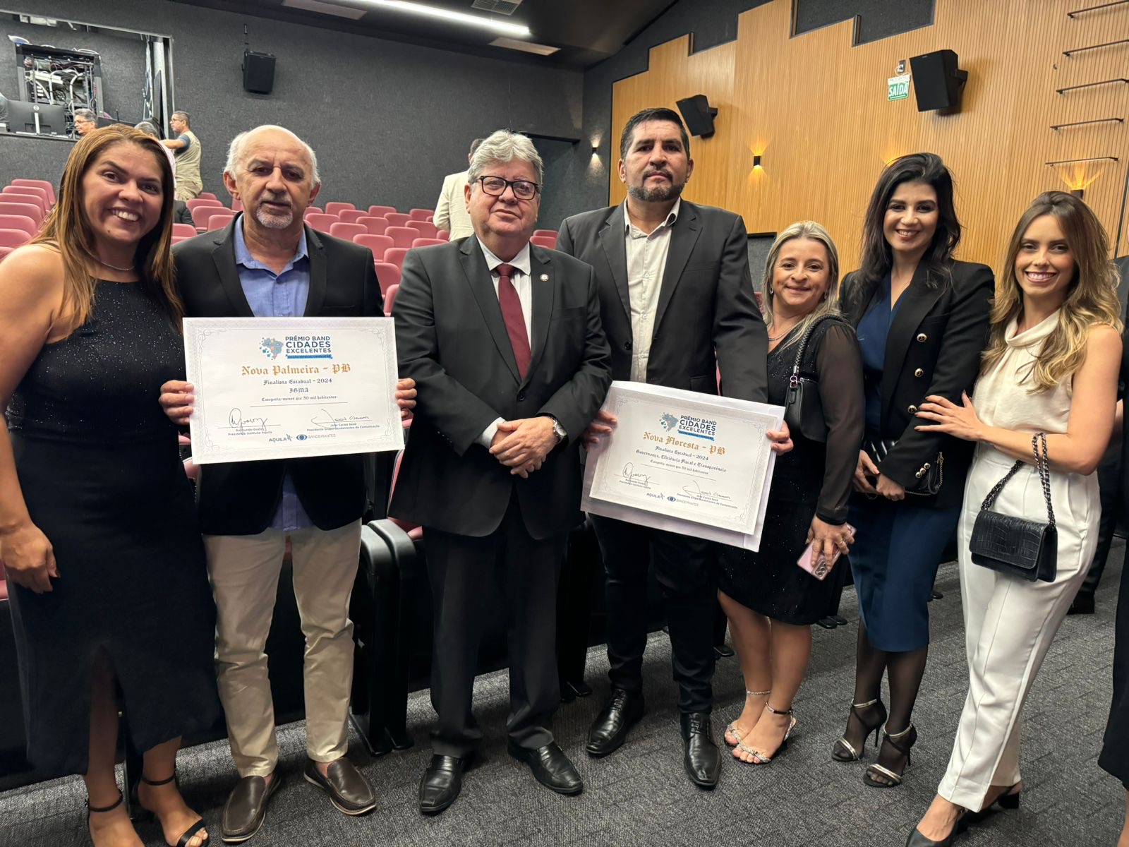 O prefeito Jarson Santos recebe premiação do Band Cidades Excelentes