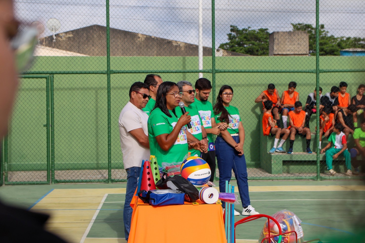 Secretaria de Educação entrega novos materiais esportivos para escolas municipais