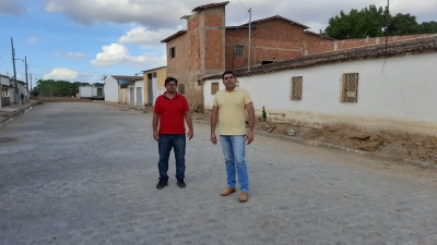 Prefeito Jarson acompanha obras de pavimentação de trechos de ruas no bairro Maria Faustino