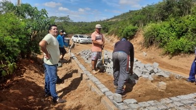 Prefeito Jarson acompanha pavimentação na ladeira da Pedra D'água