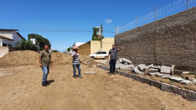Prefeito Jarson acompanha obras de pavimentação da rua Menésio Dantas