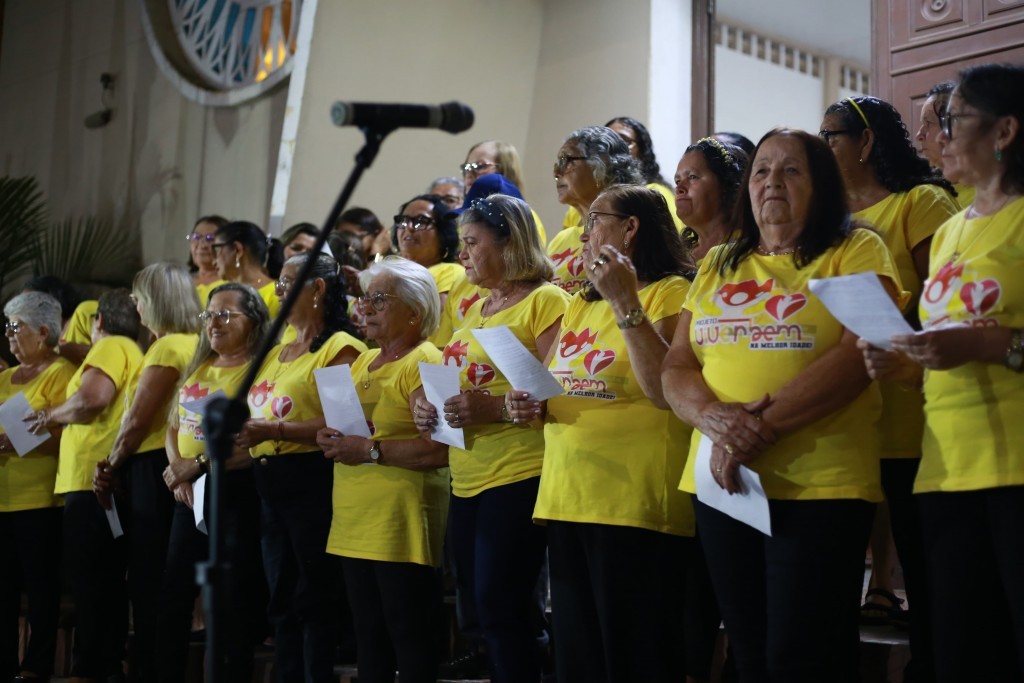 Prefeitura de Nova Floresta entrega fardamento ao grupo de idosos/ coral grupo de idosos do projeto viver bem.