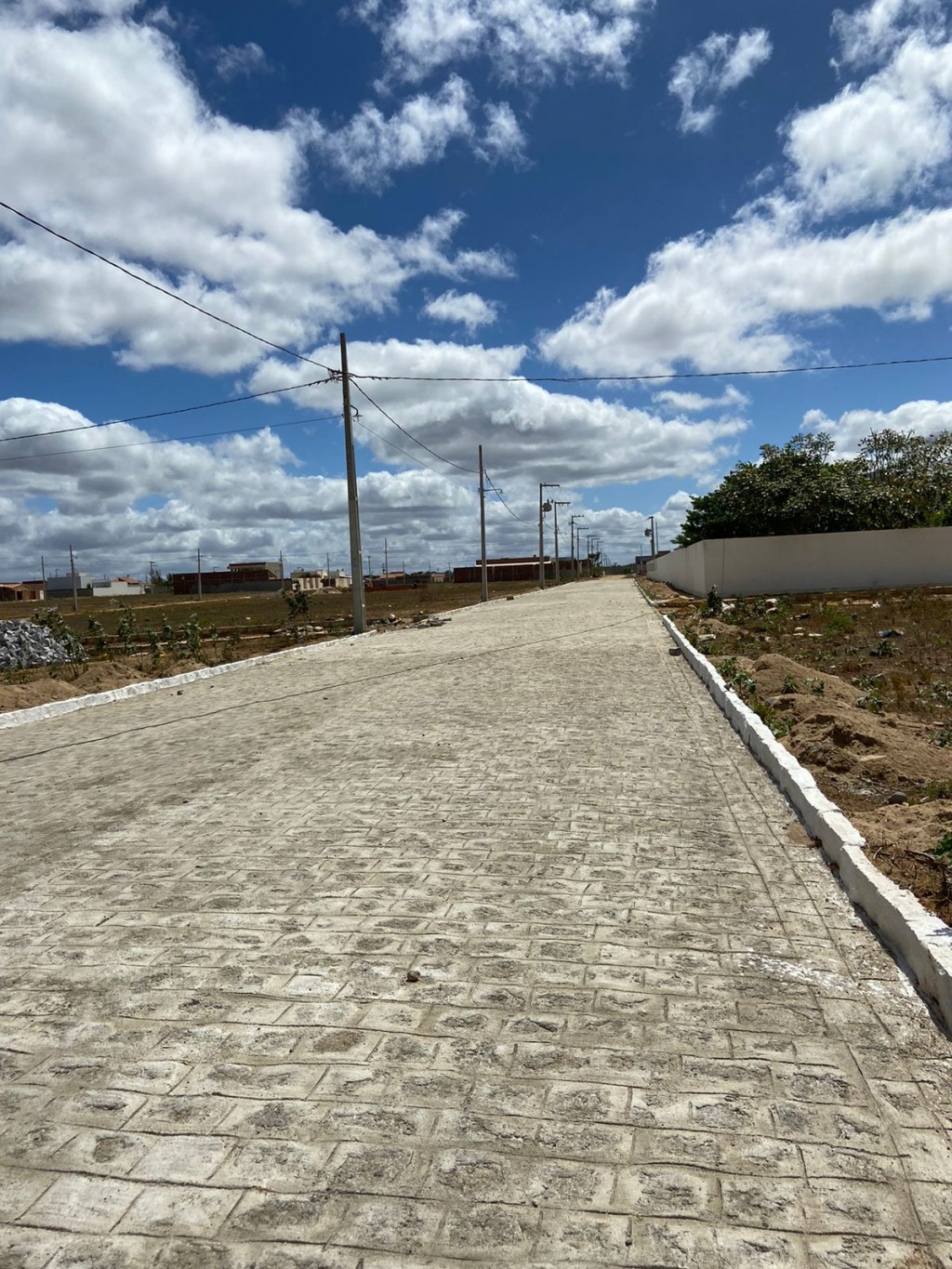 Prefeito Jarson acompanha finalização em pavimentação q da acesso a Escola José Rolderick.