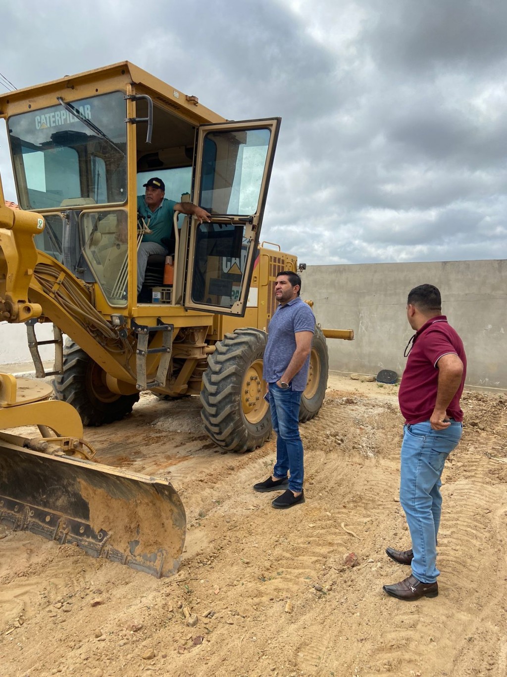 Prefeito Jarson Santos acompanha terraplanagem para pavimentação no conjunto mãe lolo.
