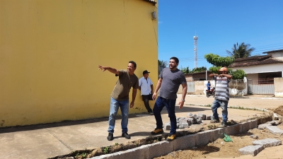 Prefeito Jarson acompanha obras de pavimentação da rua Menésio Dantas