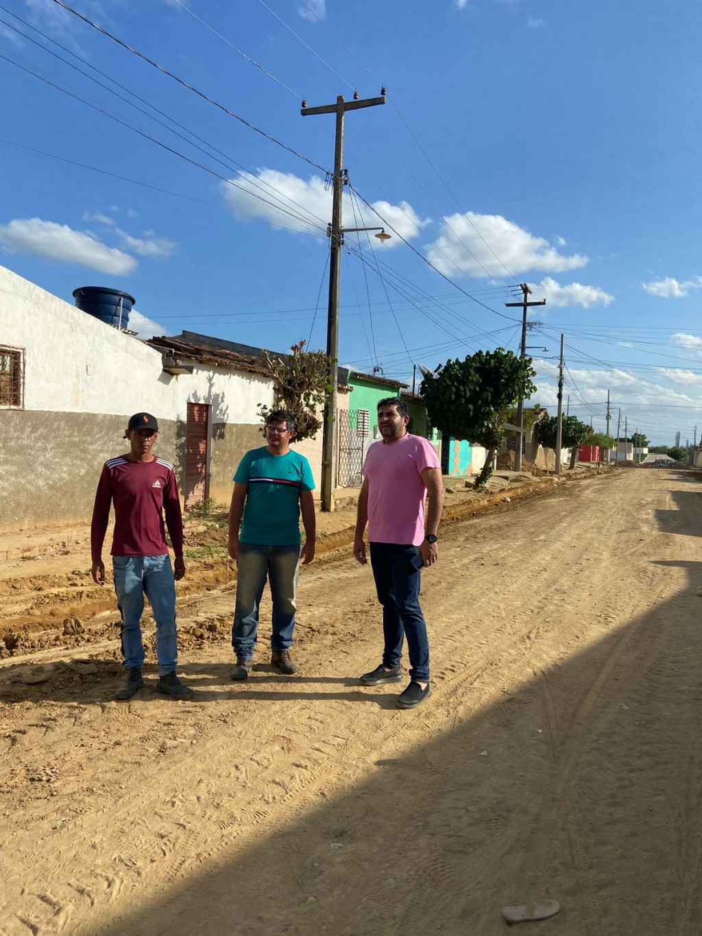 Prefeito Jarson Santos acompanha mais uma obra de terraplanagem para pavimentação em paralelepípedo.