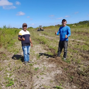 Prefeitura de Nova Floresta realiza serviços de corte de terra em propriedades rurais