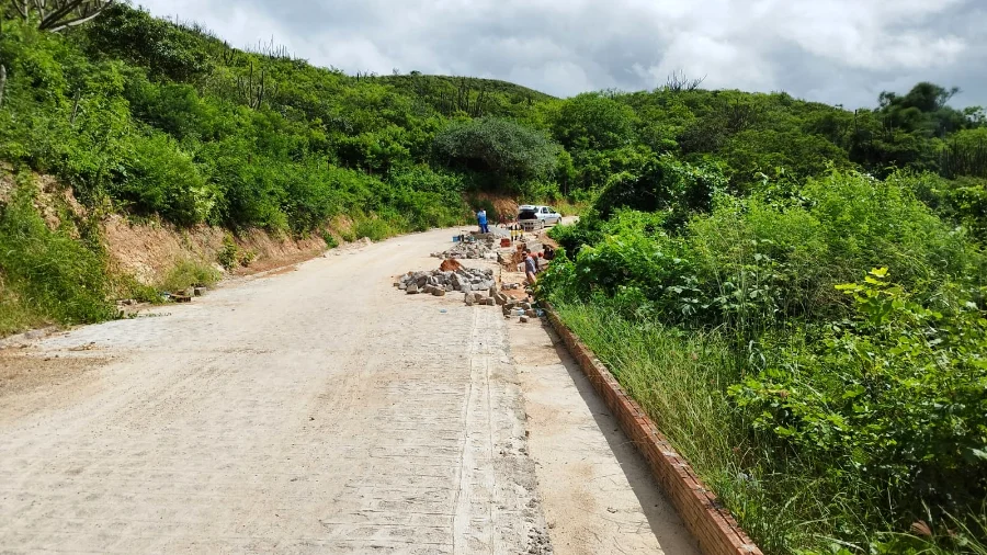 Prefeito Jarson acompanha obras na ladeira da Pedra D'água