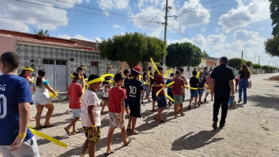 Usuários do SCFV visitam e decoram praça na campanha do Setembro Amarelo