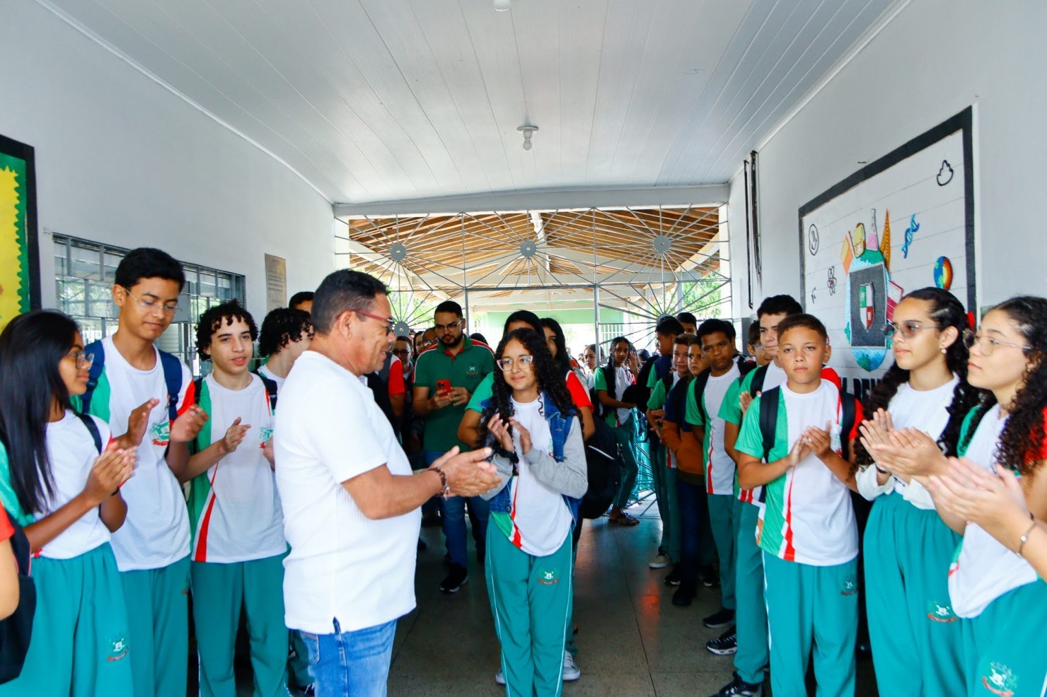 Prefeitura de Nova Floresta realiza entrega de uniformes para todos os alunos da rede municipal