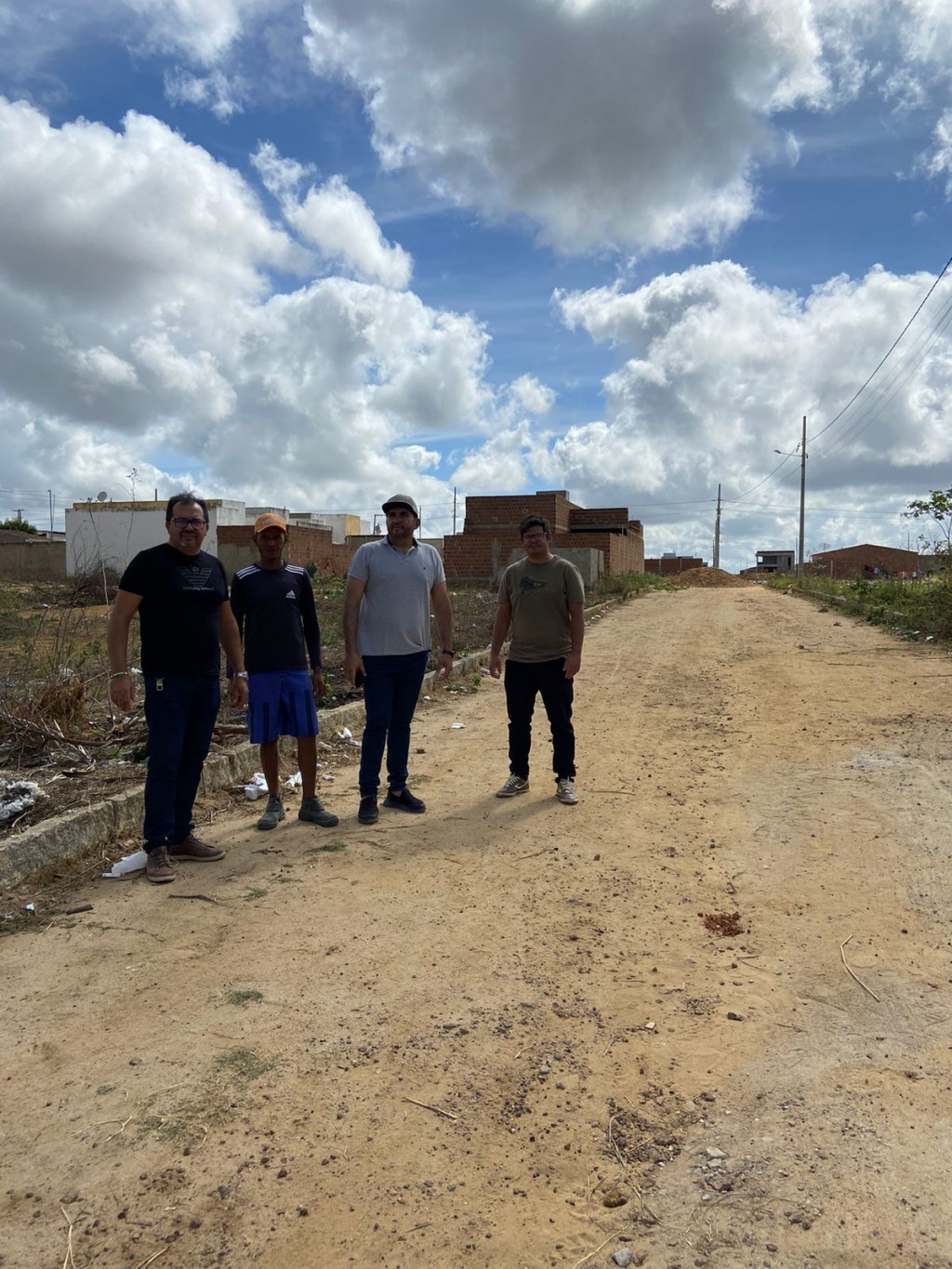 Prefeito Jarson Santos acompanha mais uma obra de pavimentação em paralelepípedo.