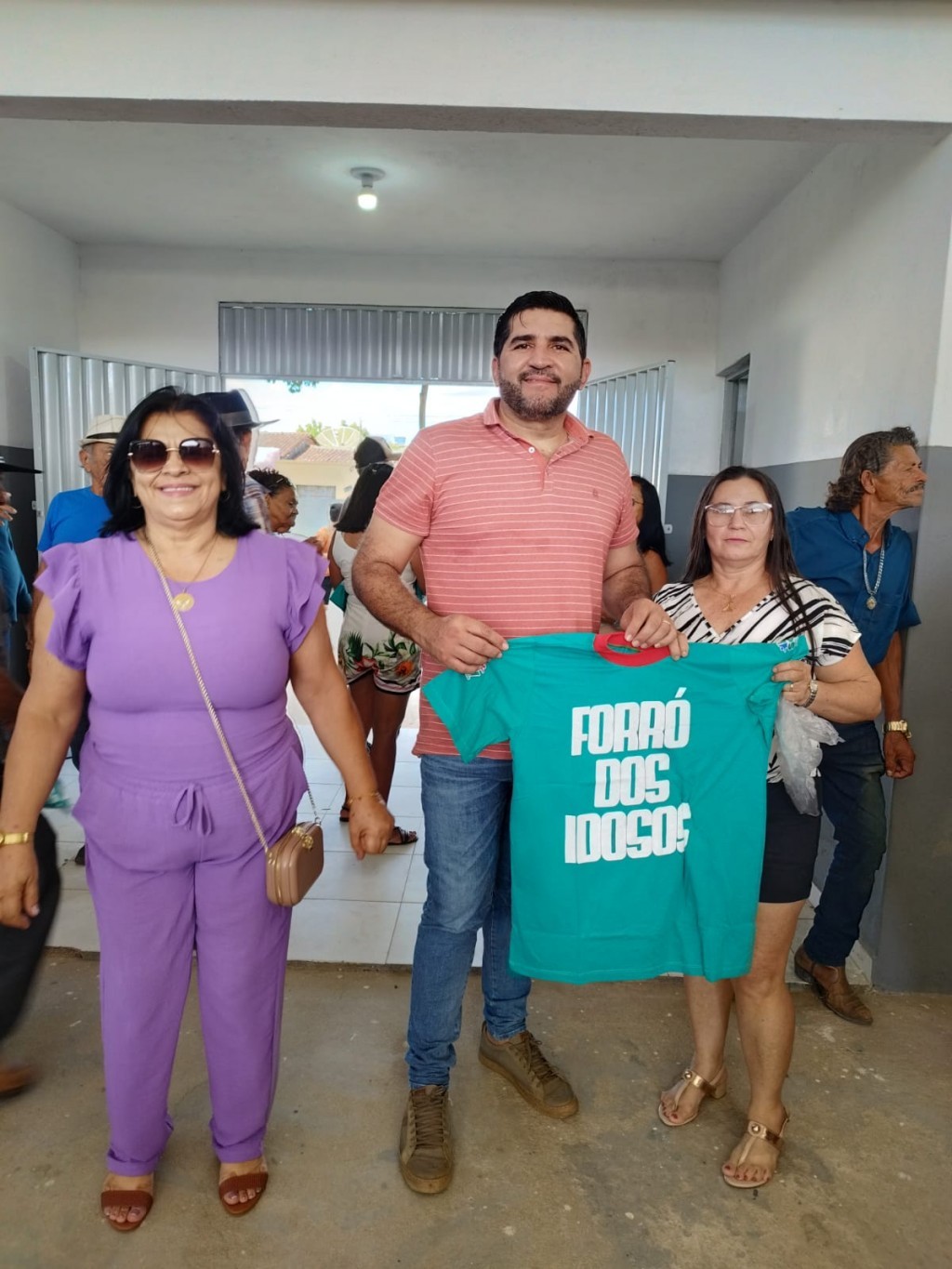 Prefeitura de Nova Floresta realiza Forró dos Idosos especial de Dia dos Pais e entrega fardamentos