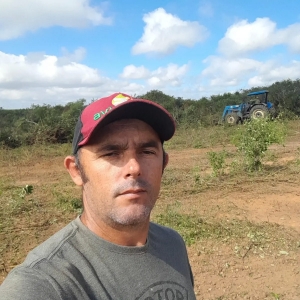 Prefeitura de Nova Floresta realiza serviços de corte de terra em propriedades rurais