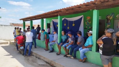 Prefeito Jarson realiza entrega de trator agrícola para comunidade rural