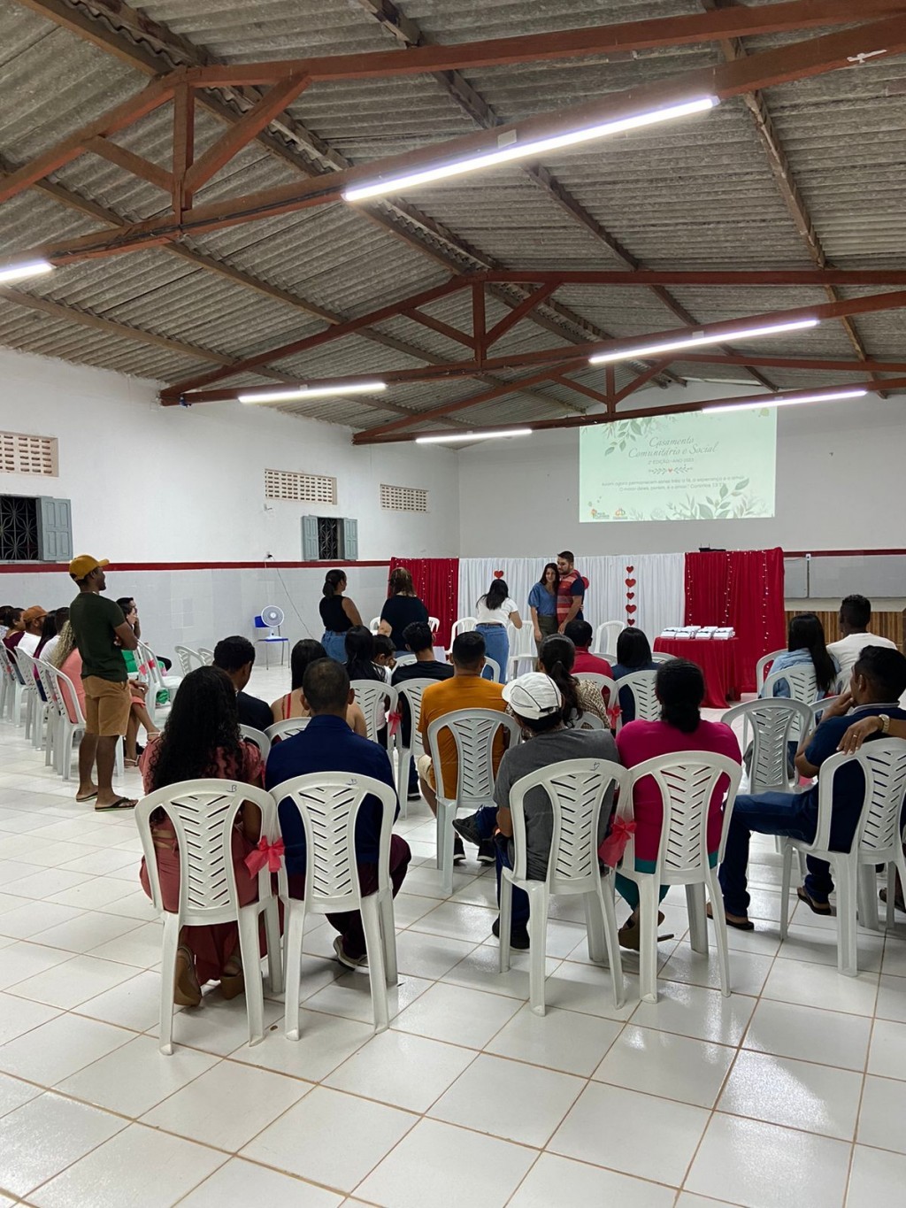 A Prefeitura de Nova Floresta promoveu um Encontro de Casais + Entrega de Convites para o Casamento Social e Comunitário.