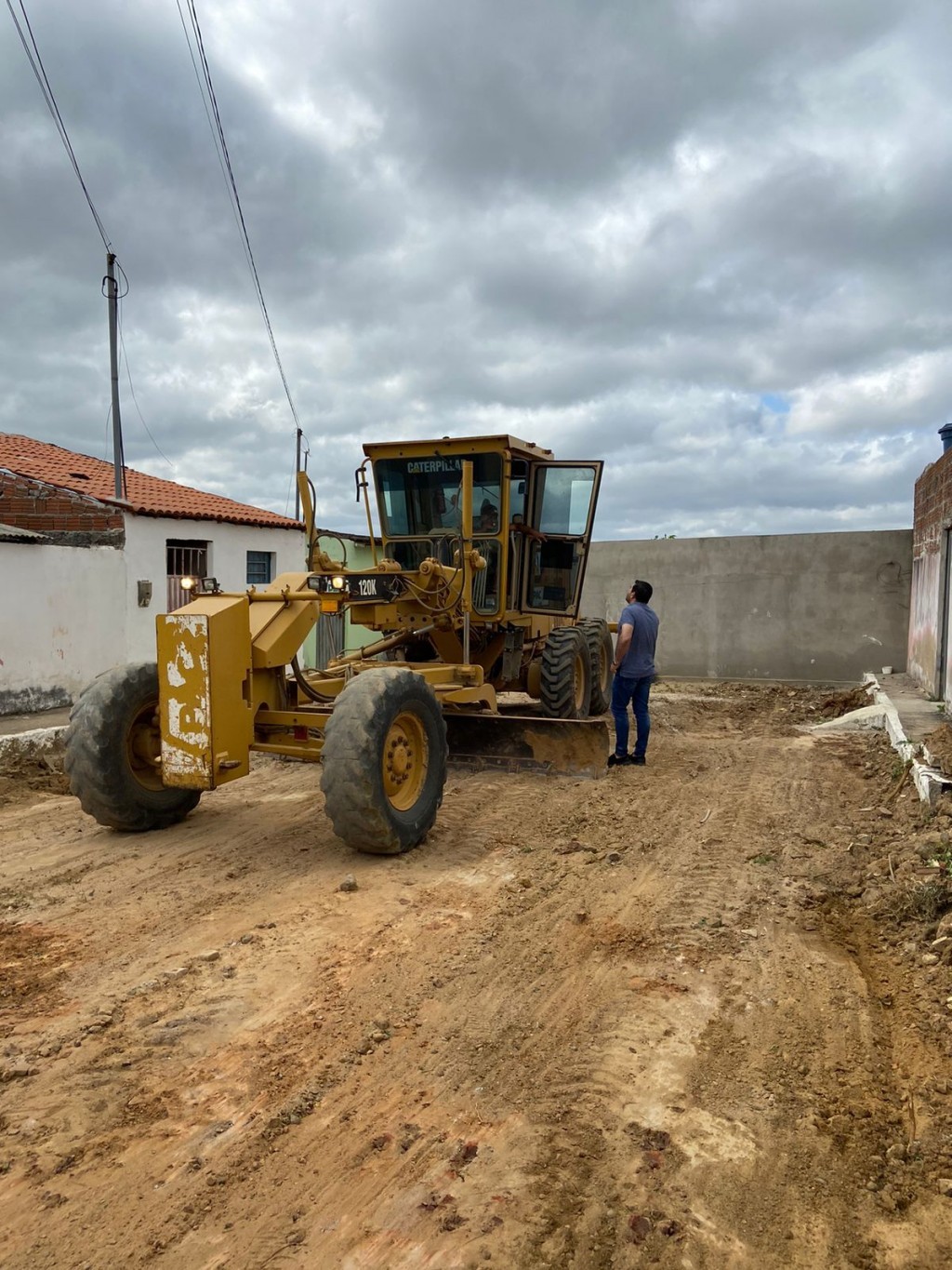 Prefeito Jarson Santos acompanha terraplanagem para pavimentação no conjunto mãe lolo.